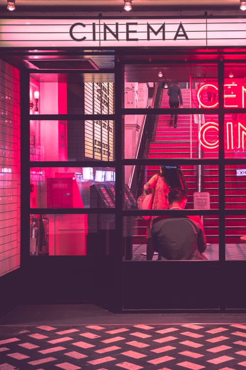 2024年最新科幻大片《星际纪元》震撼海报，展示太空飞船与外星场景