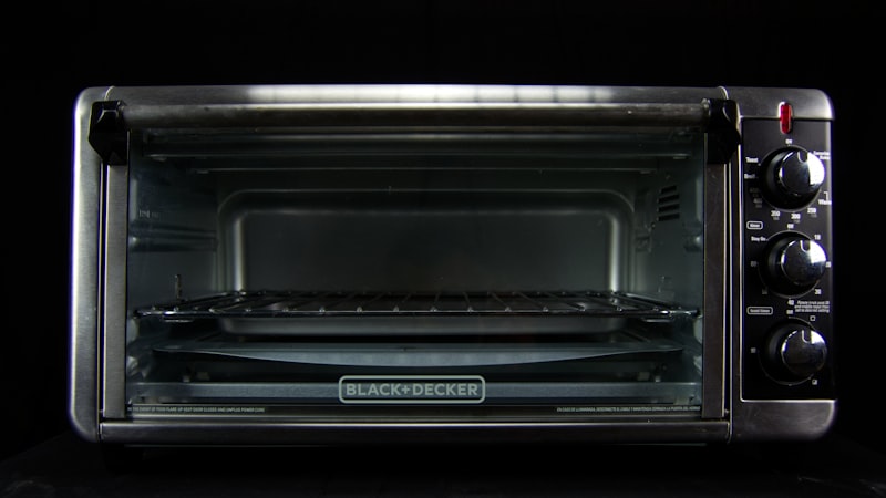 都市情感剧《三十而已2》宣传海报，三位都市女性形象